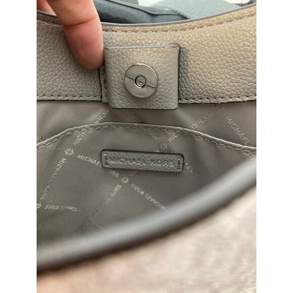 MICHAEL KORS, SMALL WHITE SIGNATURE LEATHER CROSSBODY BAG - Picture 15 of 16